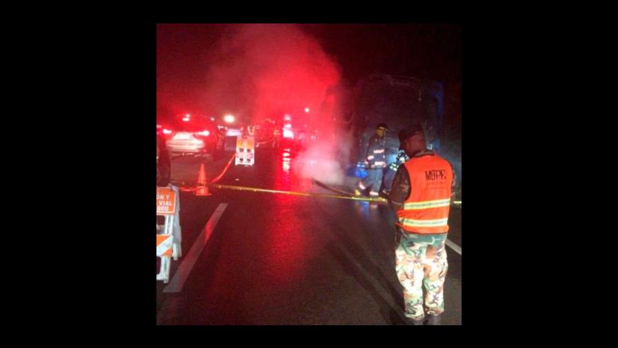Se incendia autobús con 50 pasajeros cerca de Boca Chica; todos ilesos