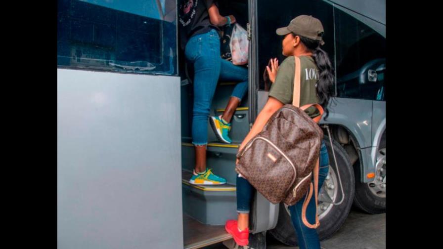 Conflicto entre transportistas impide la salida de pasajeros de Bávaro 