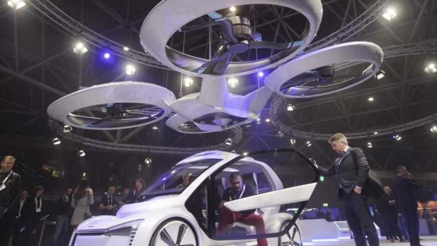 Feria tecnológica exhibe dron que se convierte en automóvil