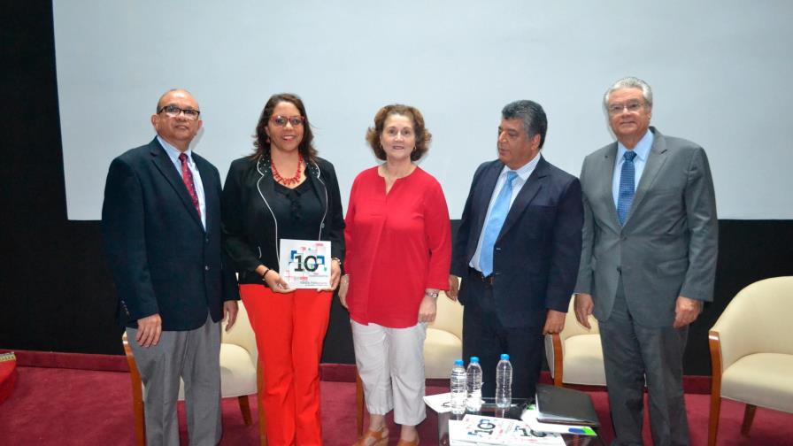 Ponen en circulación el libro “10 temas urgentes para la gestión pública local” Ponen en circulación el libro “10 temas urgentes para la gestión pública local”