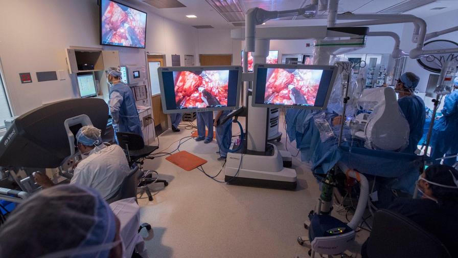 Especialista destaca eficiencia de la cirugía robótica para extirpar la glándula prostática