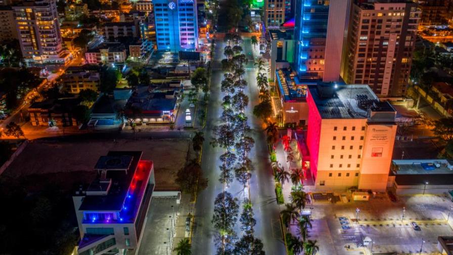 Alcaldía despide su gestión con iluminación del centro financiero del Distrito Nacional