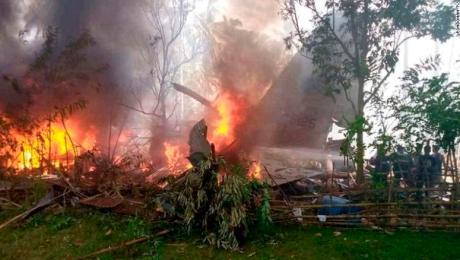 Aumentan a 50 los fallecidos en el accidente de un avión militar filipino