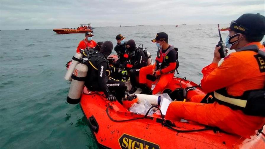 Indonesia trata de recuperar las cajas negras del avión siniestrado Indonesia trata de recuperar las cajas negras del avión siniestrado