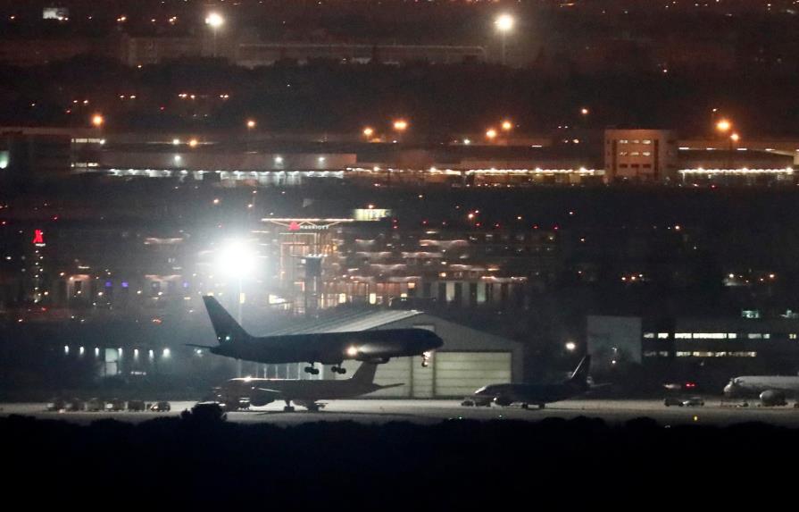 Aterriza avión en Barajas, España, tras casi cinco horas de maniobra para quemar combustibles 