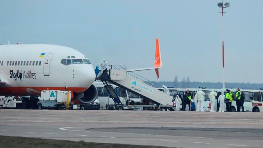 Estudiantes  dominicanos evacuados de  Wuhan llegan a Ucrania