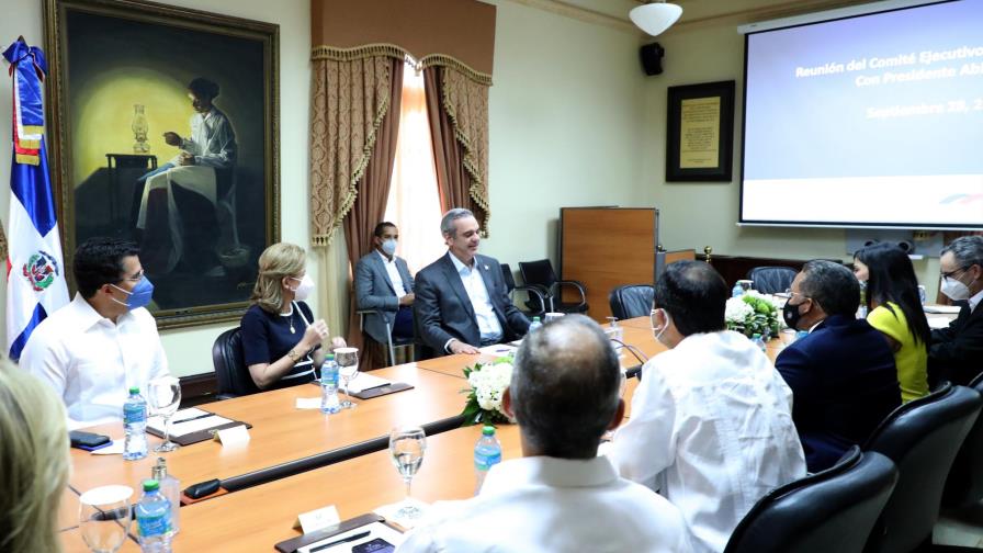 Presidente Luis Abinader se reúne con ejecutivos de la Cámara Americana de Comercio