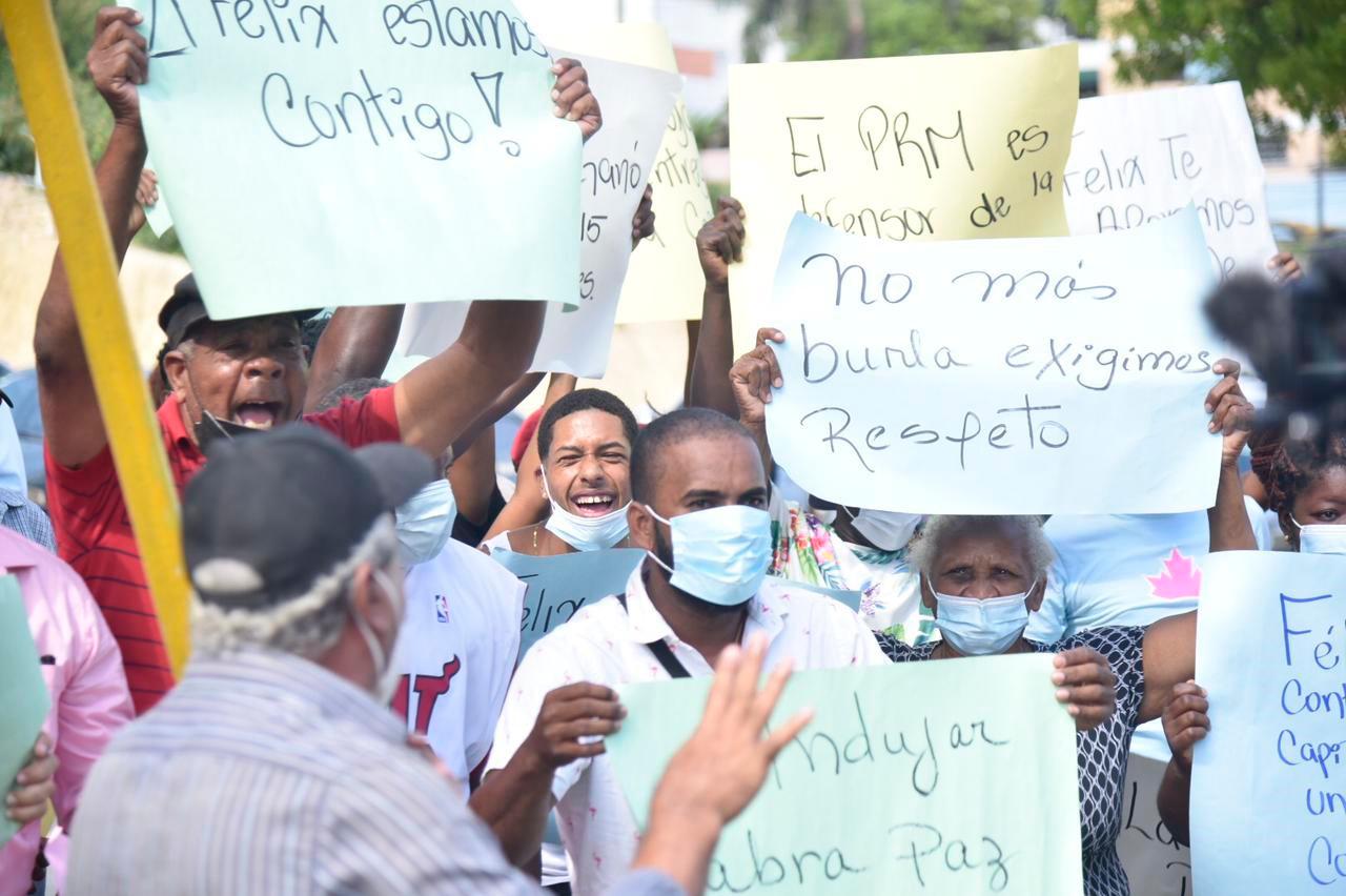 Manifestantes frente a la sede del Ayuntamiento de Santo Domingo Oeste.