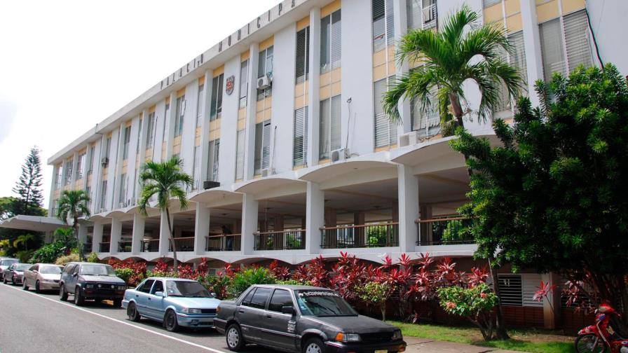 Ayuntamiento de Santiago advierte a dueños de bancas que no permitirá obstrucción de espacios públicos