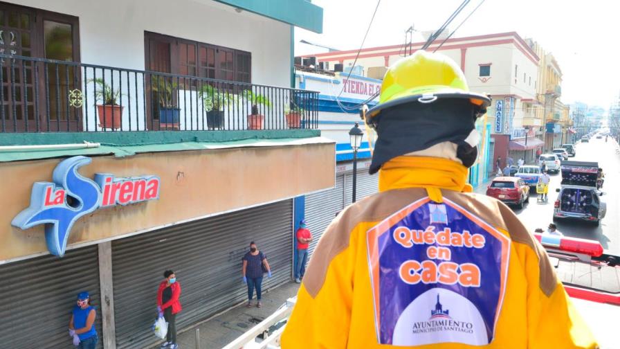 Alcaldía de Santiago logra mantener distanciamiento entre personas en centros comerciales Alcaldía de Santiago logra mantener distanciamiento entre personas en centros comerciales