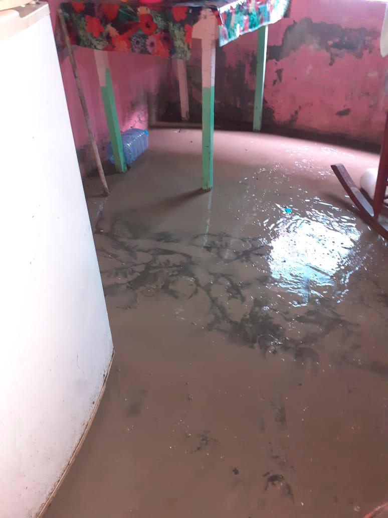 Vivienda de la comunidad Los Negros llena de lodo.