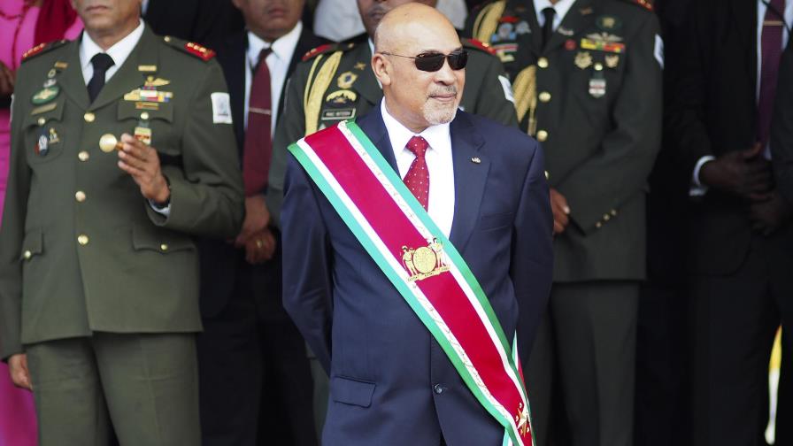 Presidente de Surinam regresa al país tras ser sentenciado