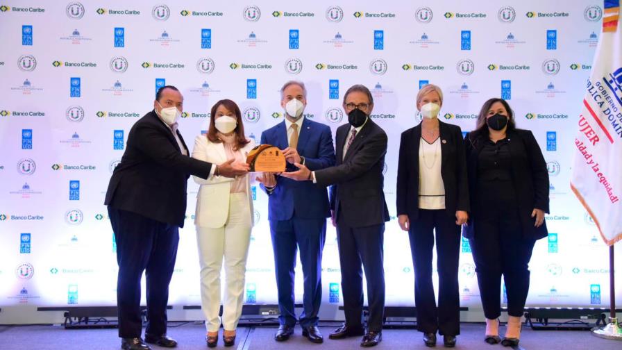 Banco Caribe recibe certificación Igualando RD por política de equidad de género