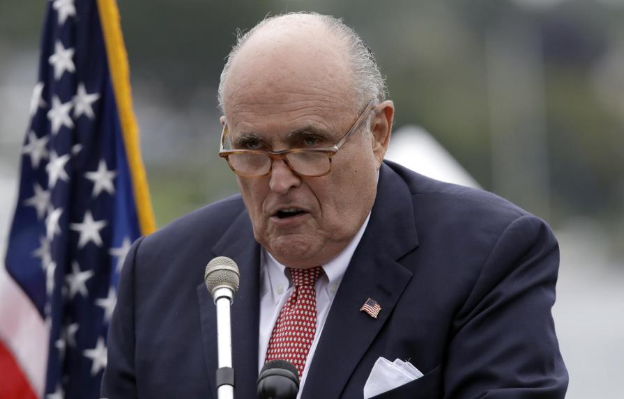 Pese a críticas, Giuliani continúa gestiones en Ucrania