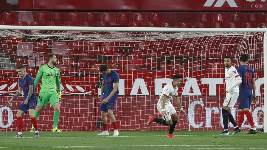 El Atlético cede más al caer en Sevilla, escándalo en Cádiz