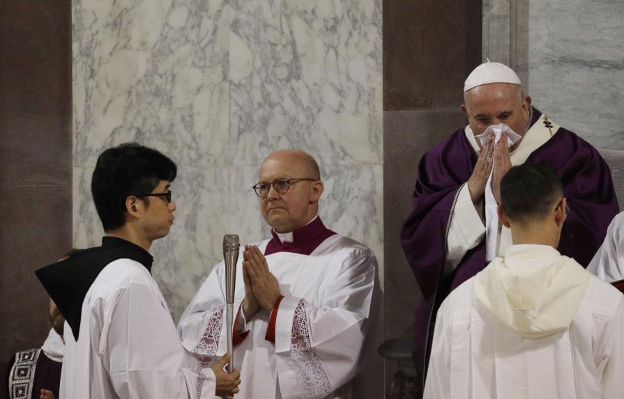 El papa cancela una visita en Roma por enfermedad “leve”