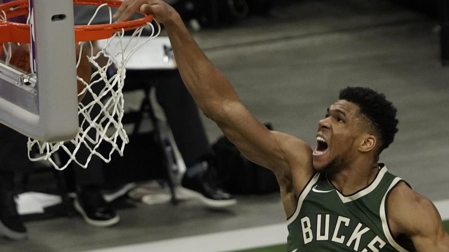 Con gran día de Antetokounmpo, Bucks trituran a 76ers