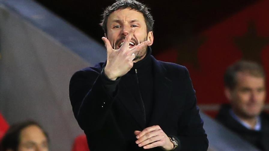 PSV cesa al técnico Van Bommel en medio de desplome PSV cesa al técnico Van Bommel en medio de desplome