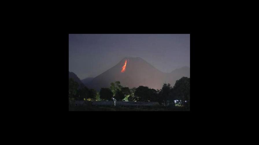 El volcán indonesio Merapi escupe un río de lava incandescente