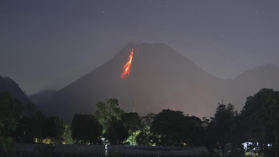 Volcán indonesio arroja río de lava en una nueva erupción