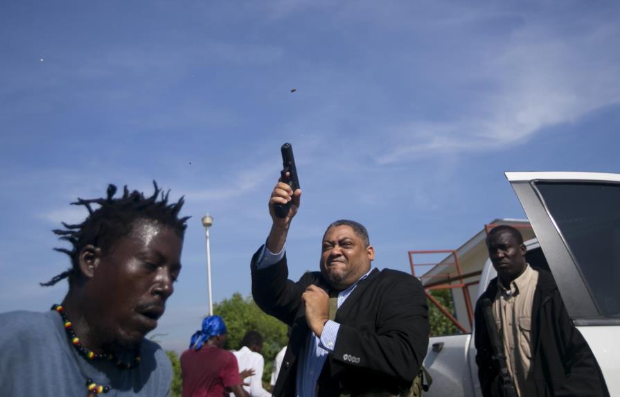 Fotógrafo de AP resulta herido en tiroteo en Haití