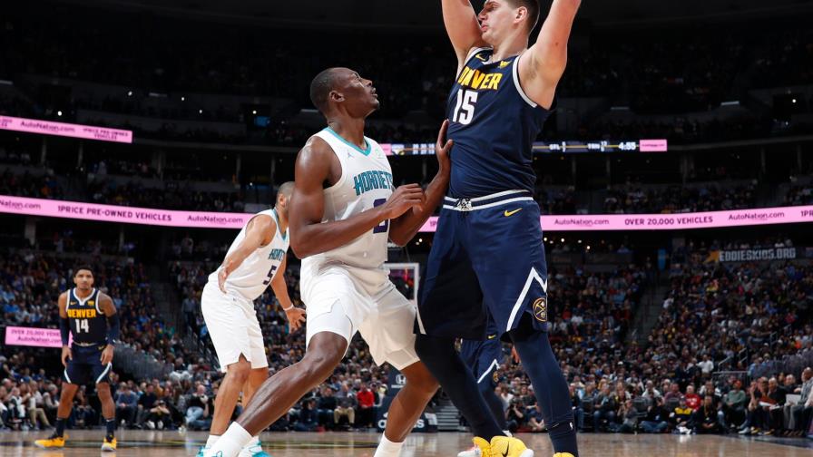 Jokic guía a Nuggets ante Hornets al mantener racha en casa
