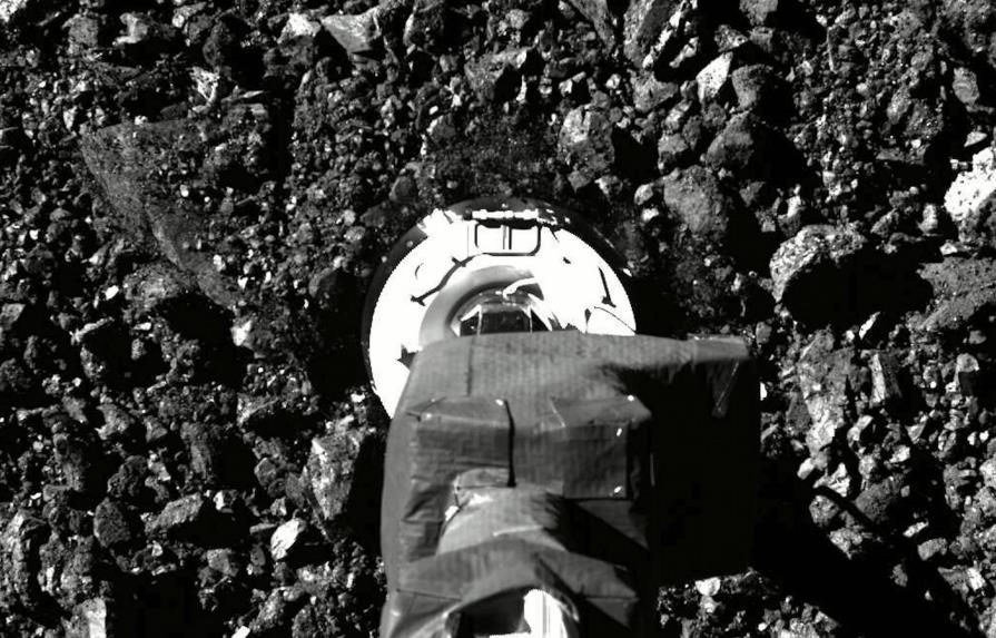 Sonda de la NASA hizo volar escombros al tocar asteroide