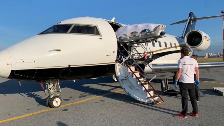 Avión de opostitor ruso en coma aterriza en Alemania