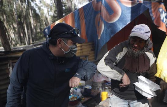 Bolivianos adoptan abuelitos para asistirlos en cuarentena