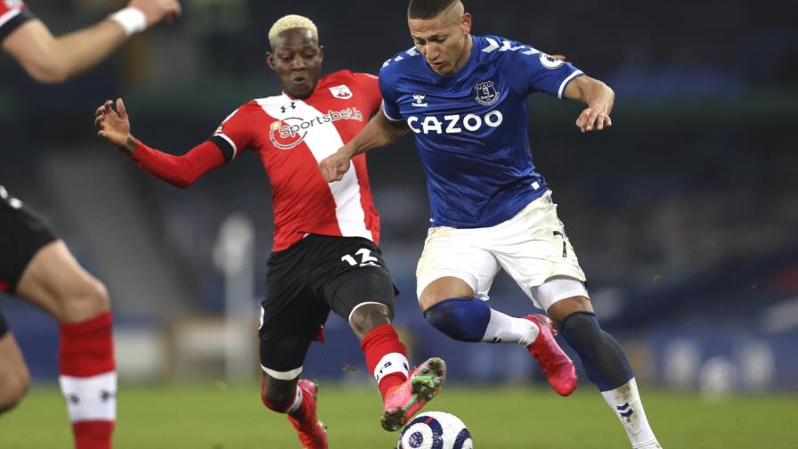 Everton gana y se acerca a puestos de Liga de Campeones