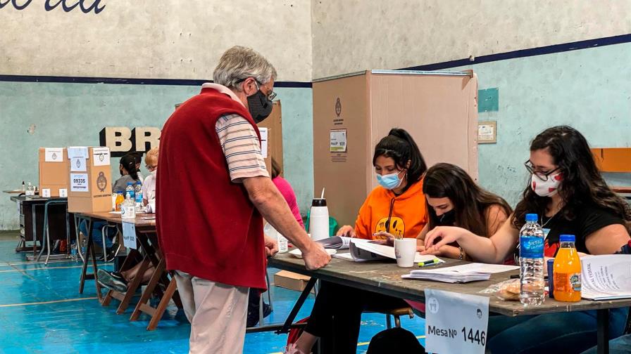 Argentinos votan con normalidad en comicios legislativos claves para Gobierno