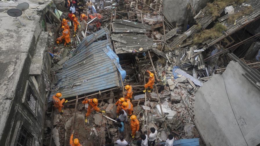 Al menos 10 muertos tras derrumbarse un edificio en India
