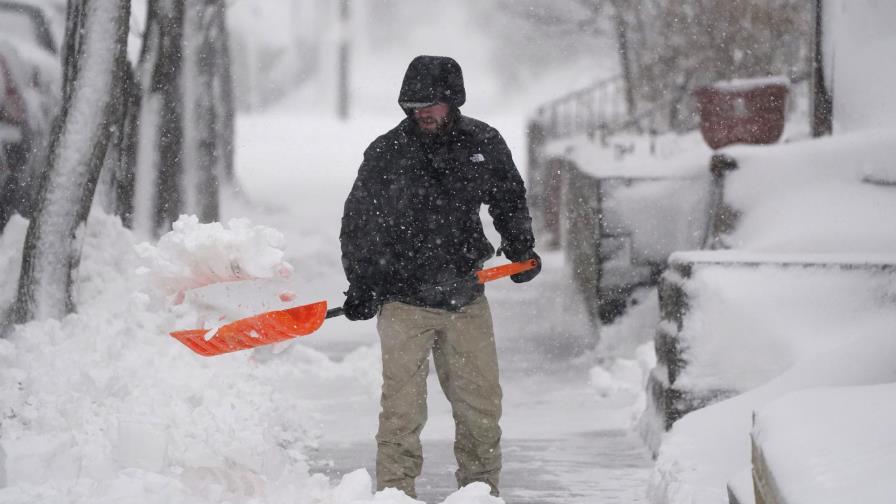 Severa tormenta invernal azota a centro-oeste de EEUU