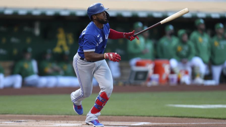 Azulejos ganan 9-4 a Atléticos con un hit clave de Hernández