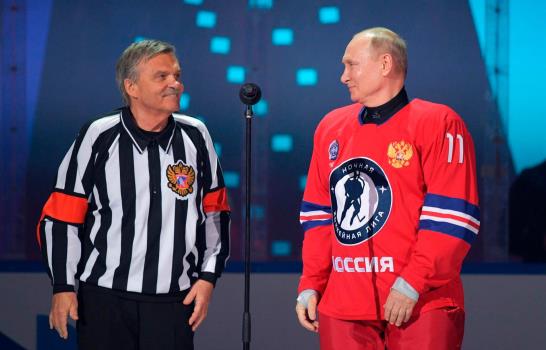 Vladimir Putin se pone los patines y marca nueve tantos en partido de hockey hielo