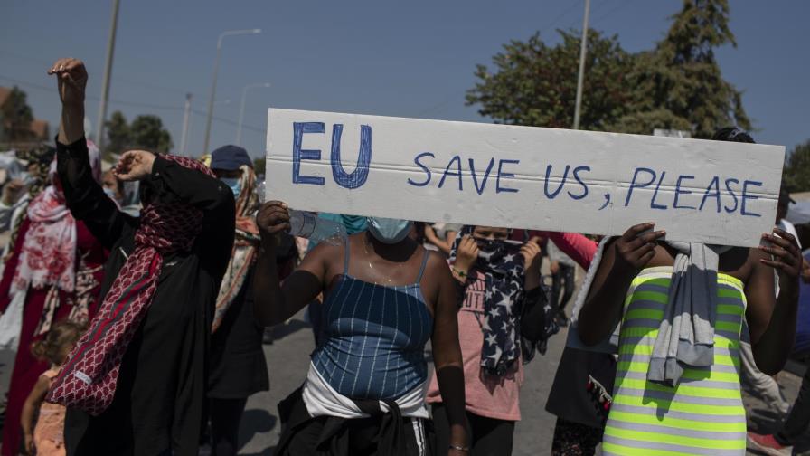 Grecia: 3 migrantes mueren en naufragio; rescatan a 56