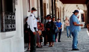 Las restricciones regresan para millones de personas y la pandemia empeora en América