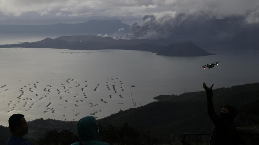 Volcán filipino tiembla y lanza lava a 800 metros de altura Volcán filipino tiembla y lanza lava a 800 metros de altura