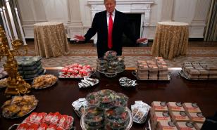 Trump festeja a campeones universitarios con hamburguesas