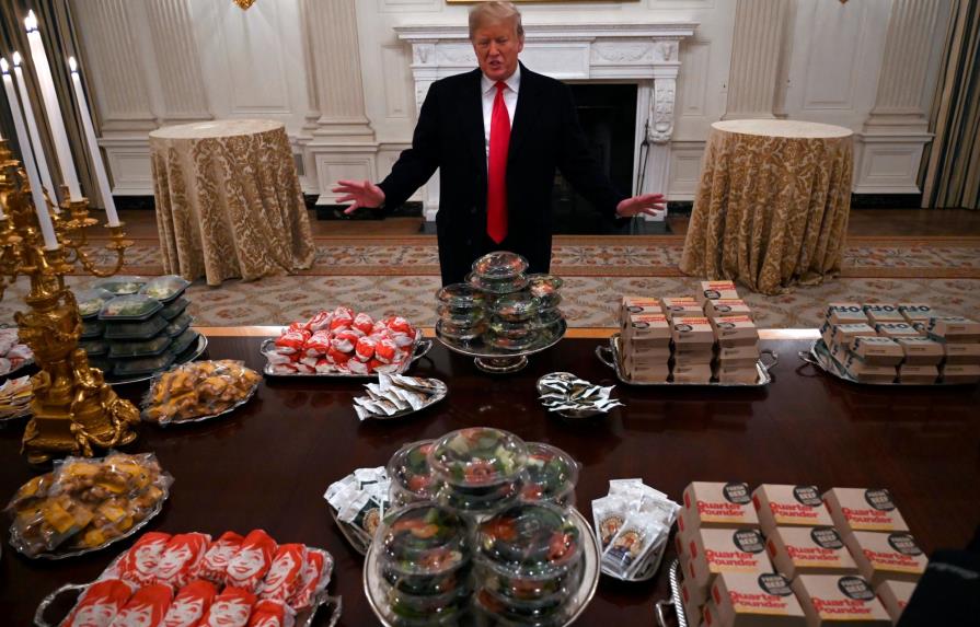 Trump festeja a campeones universitarios con hamburguesas