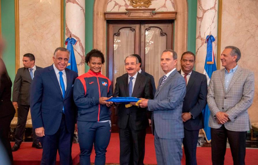 El presidente Medina entrega la bandera a los atletas que partirán a los Juegos Panamericanos Lima 2019