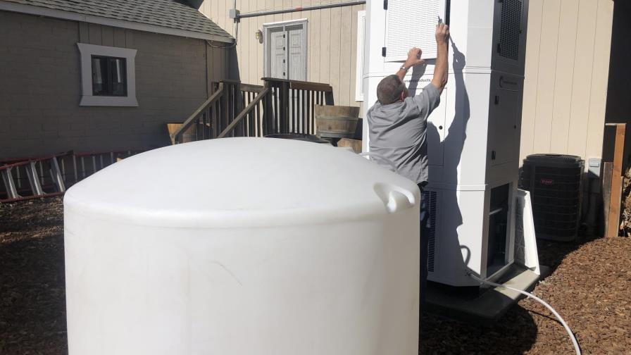 En California, muchos usan máquinas para sacar agua del aire En California, muchos usan máquinas para sacar agua del aire
