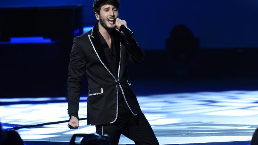 Sebastián Yatra aprovecha la pandemia para tomar clases de guitarra Sebastián Yatra aprovecha la pandemia para tomar clases de guitarra