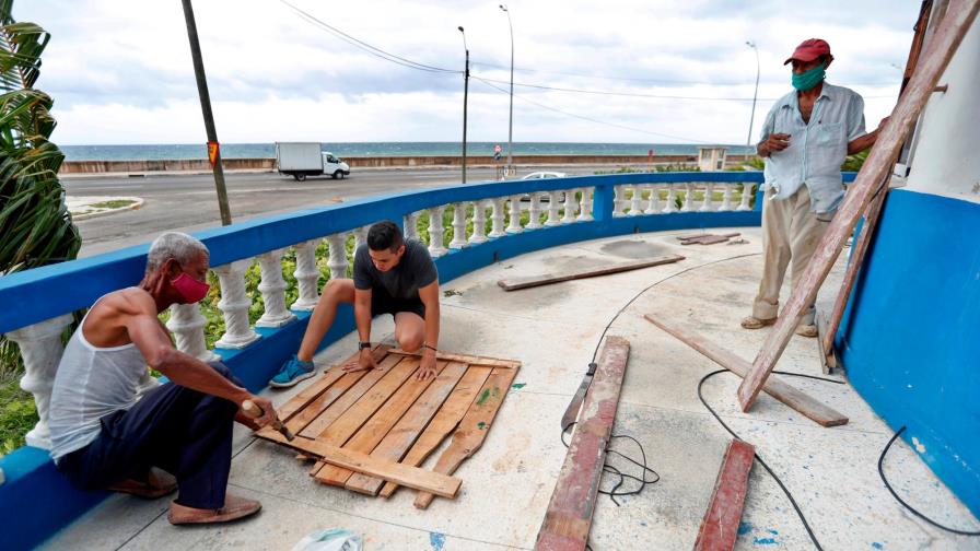 Tormenta Laura azota Cuba antes de amenazante rumbo a EEUU como huracán Tormenta Laura azota Cuba antes de amenazante rumbo a EEUU como huracán