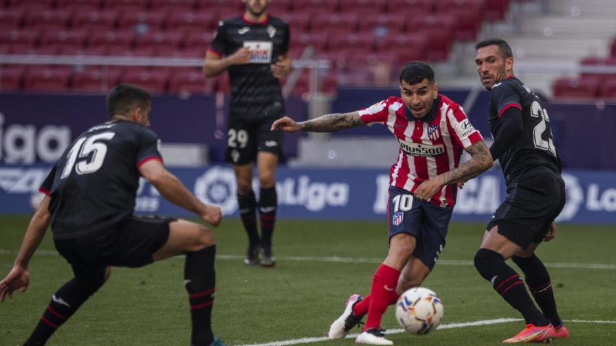 El Atlético golea para afianzarse en la cima de España