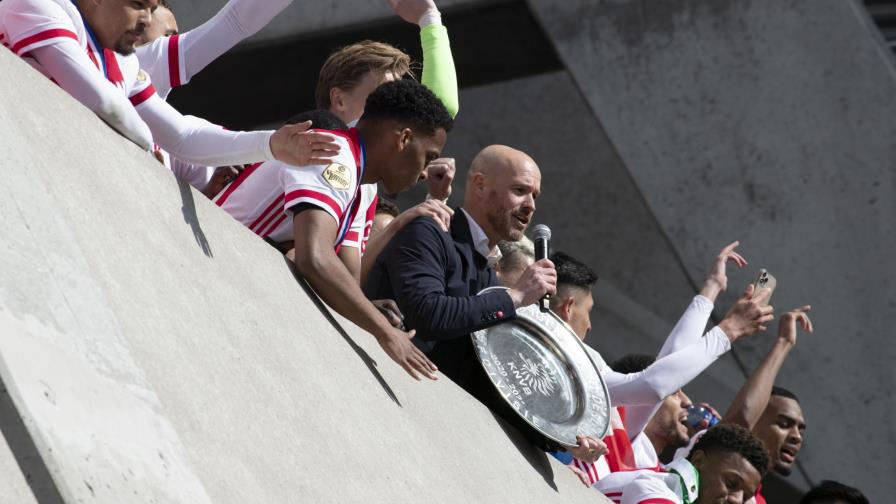 Ajax funde trofeo de liga para repartirlo entre aficionados