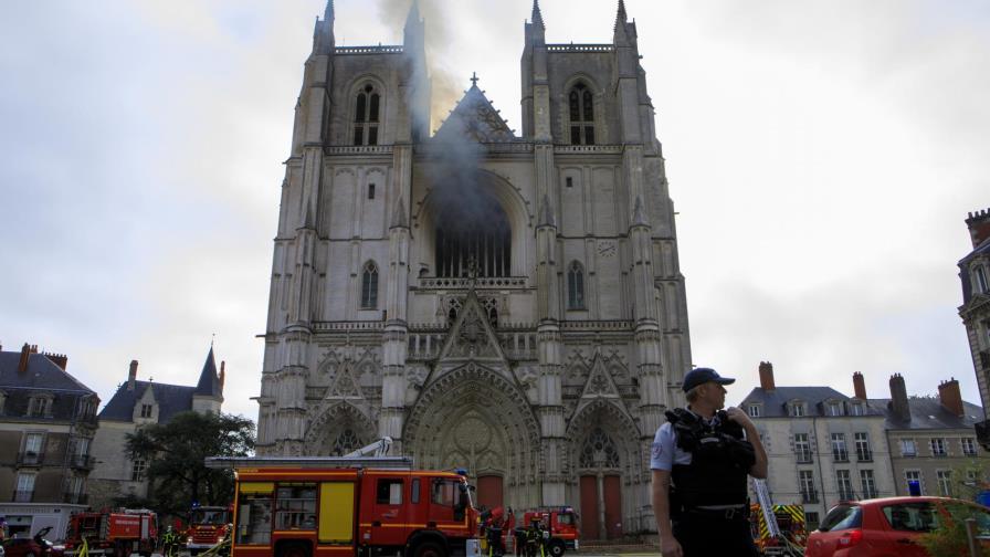 Fuego en catedral francesa de Nantes destruye famoso órgano