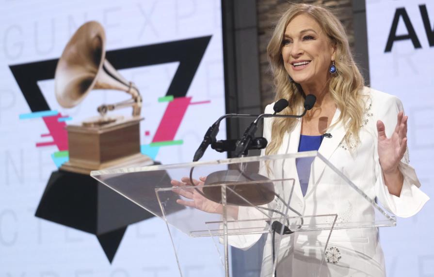 Academia de Grammy despide a presidenta, cita investigación