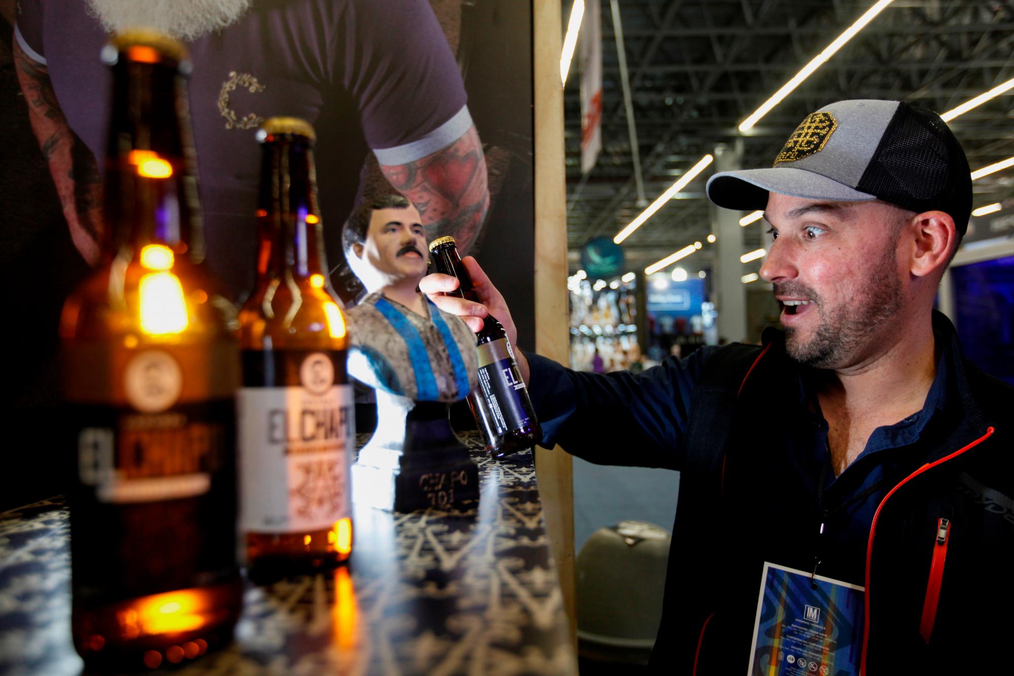 Un hombre observa este miércoles una botella de cerveza artesanal de la marca El Chapo 701, durante la expo Intermoda que se celebra en la ciudad de Guadalajara, en Jalisco (México). 