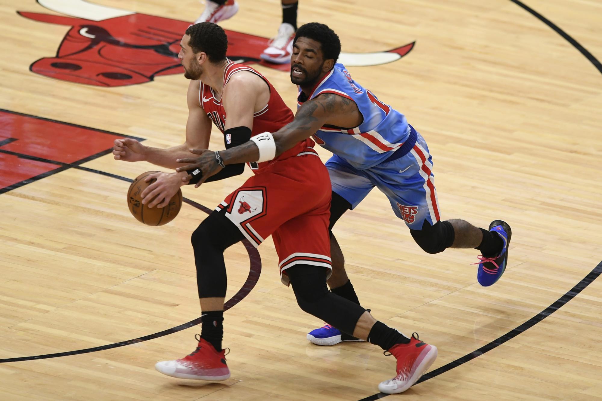 Kyrie Irving, derecha, de los Nets de Brooklyn, trata de robar el balón a Zach Lavine, de los Bulls de Chicago, en duelo de NBA el domingo 4 de abril de 2021, en Chicago. (AP/Paul Beaty)